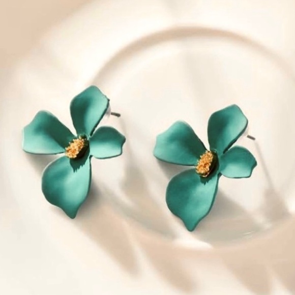 MATTE EMERALD GREEN GOLD CENTER ORCHID FLOWER STUDS - Picture 2 of 4